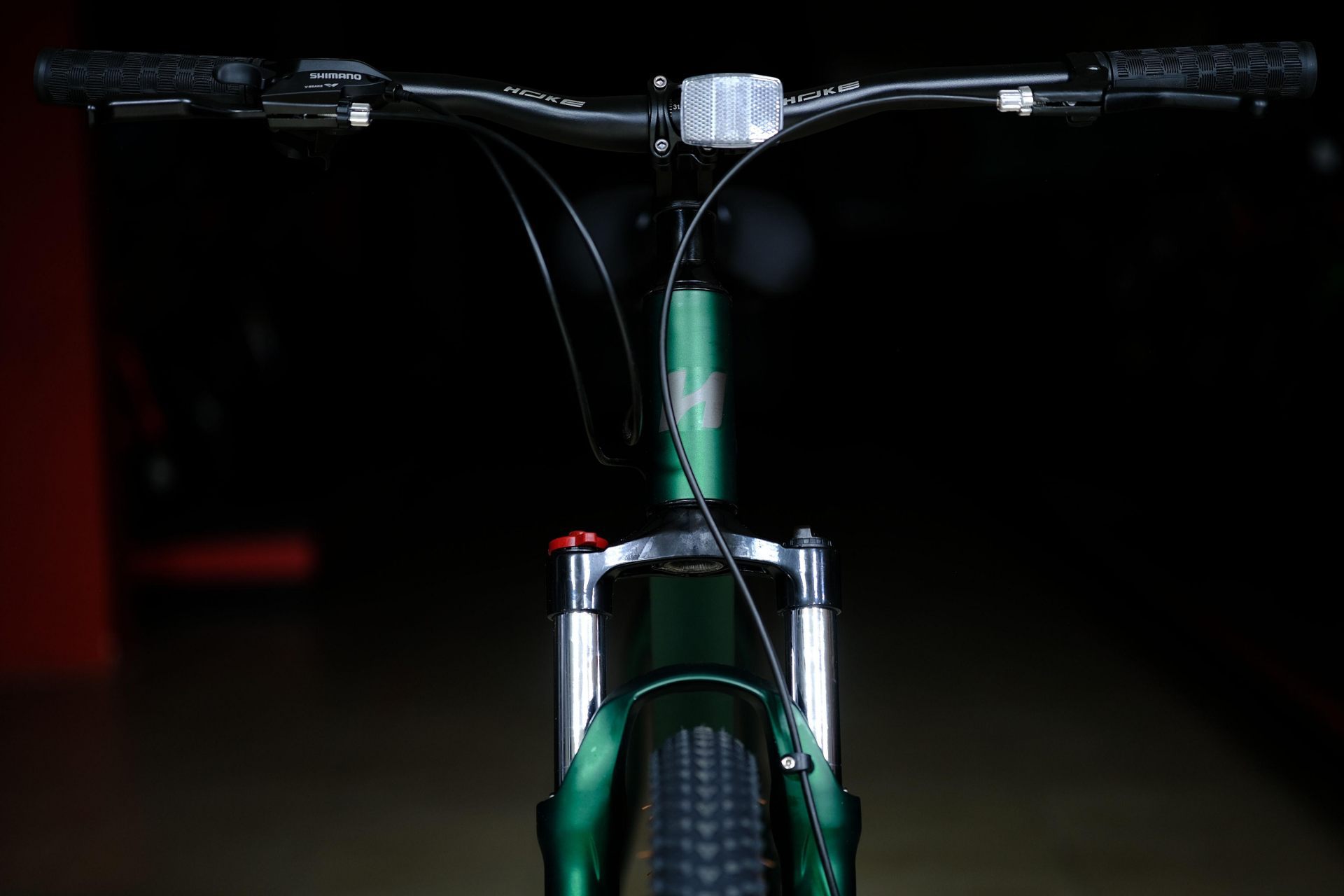 Вилка литая алюминиевая пружинная 100 mm с функцией регулировки и блокировки хода  HOKE ONE MAX 29 матовый зелёный-чёрный 19