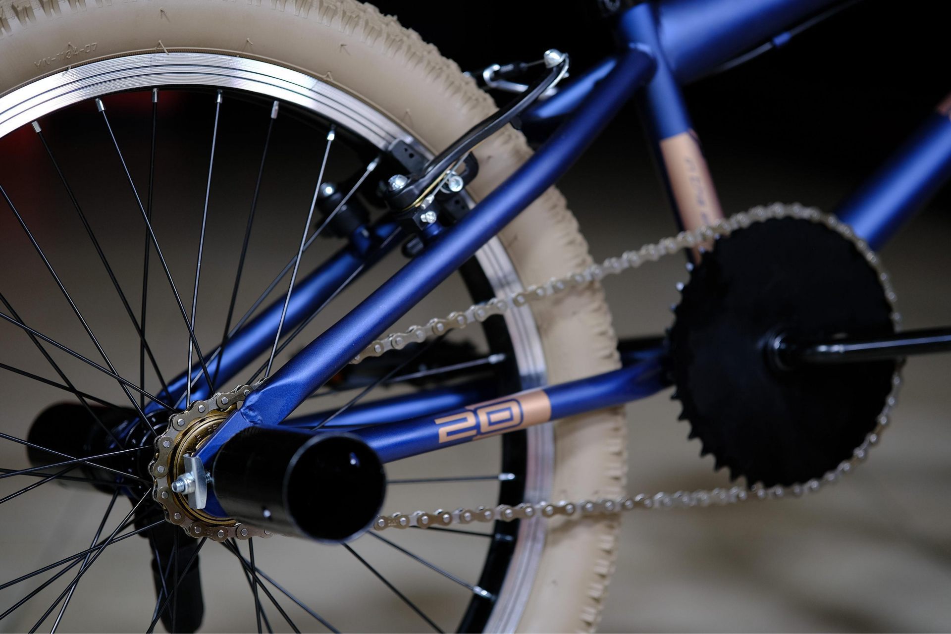 Тормоз V-Brake передний и задний
 HOKE BMX Step L1 матовый тёмно-синий