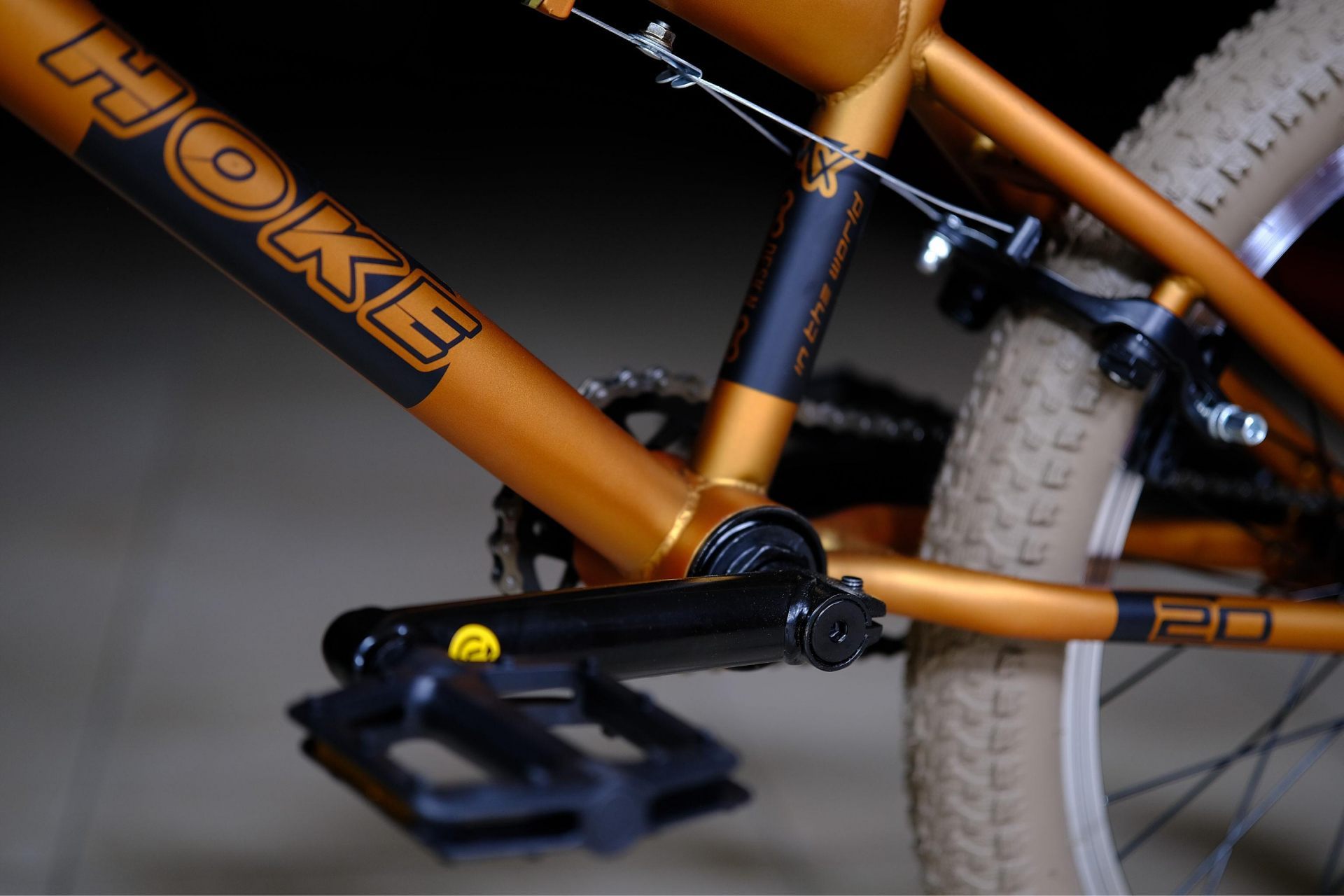 Тормоз U-Brake задний и V-Brake передний
 HOKE BMX Step L2 матовый золотой