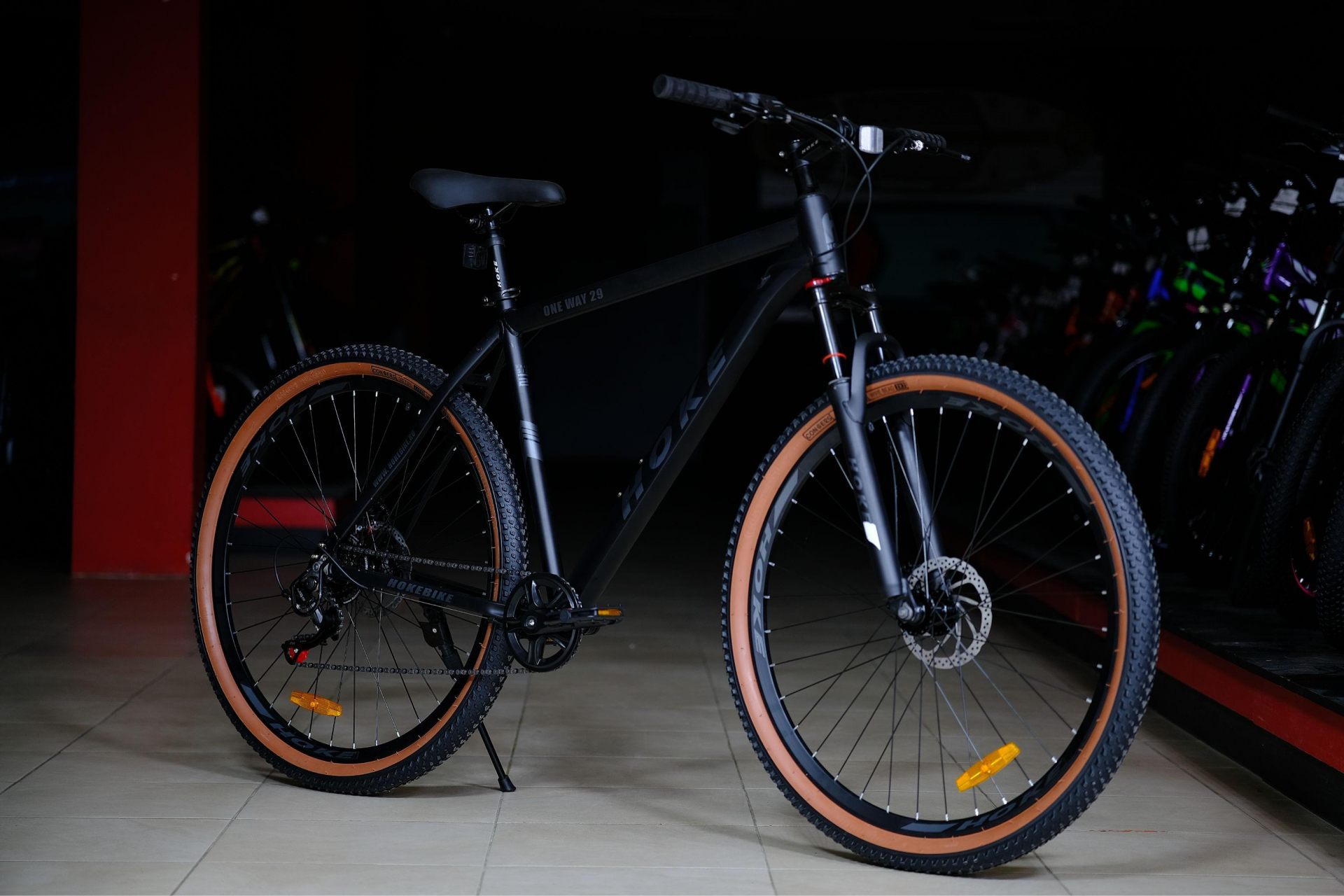 Обод 29 ALLOY двойной усиленный высокий, втулки алюминиевые на промподшипниках
 HOKE ONE WAY 29 матовый чёрный 19